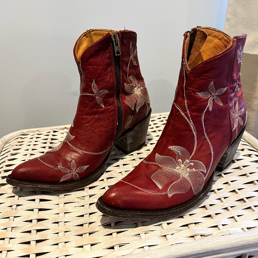 Barely worn Old Gringo Red Leather boots w/ white flower stitching EUC size 8